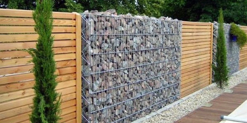 Забор из террасной доски с камнем