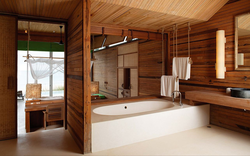 Деревянные отделочные материалы в ванной