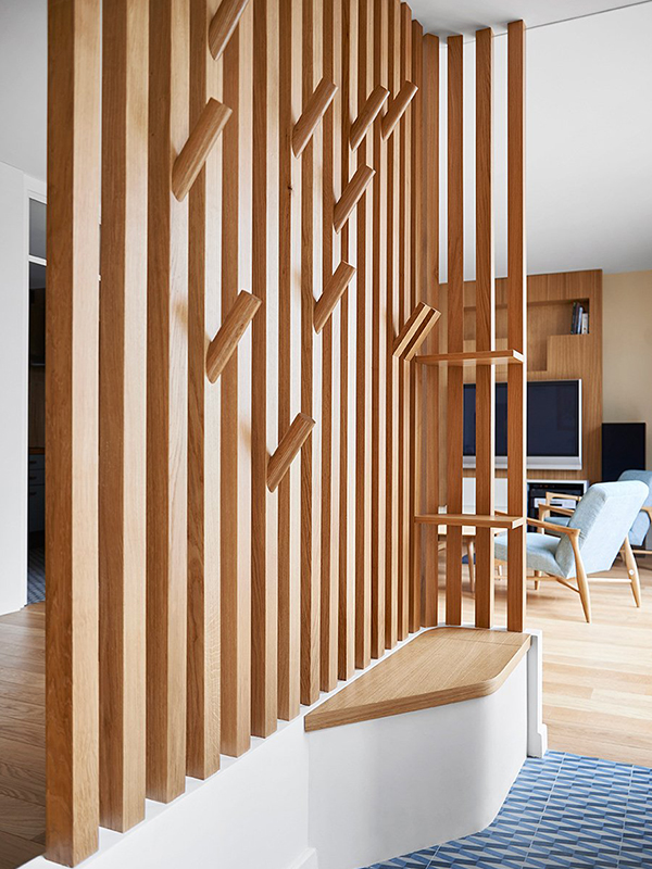 Деревянный брусок в дизайне интерьеров