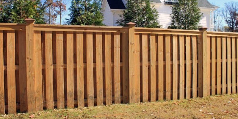 Забор из террасной доски из дерева